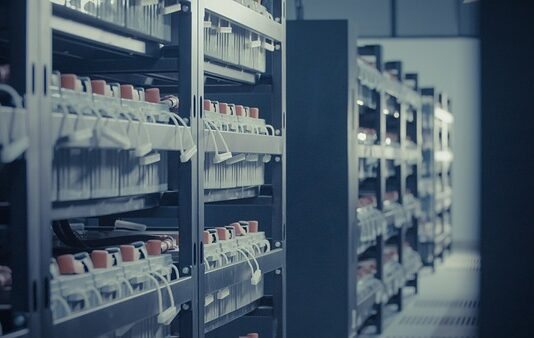 Jakim prądem ładować akumulator 12V 74Ah?